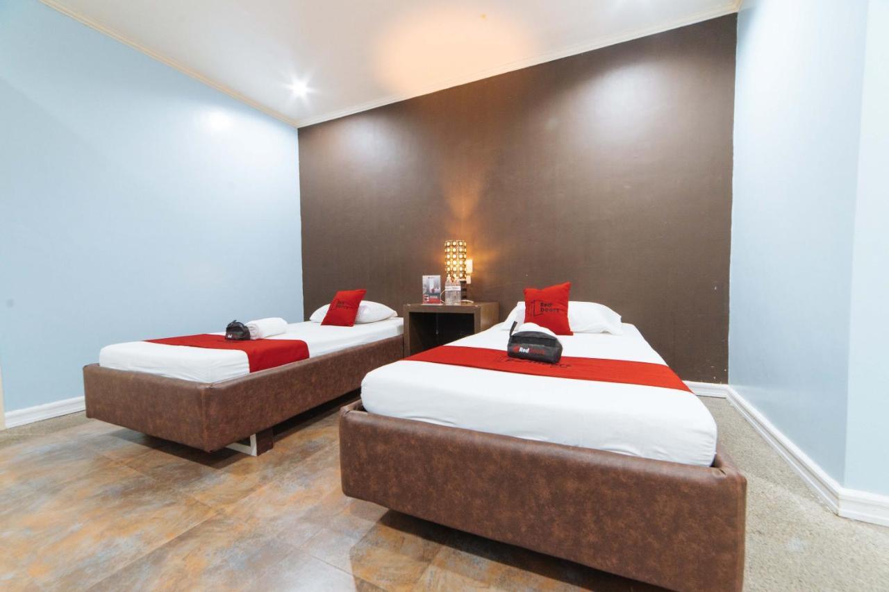 RedDoorz @ N Roldan Street Hotell Kalibo Eksteriør bilde