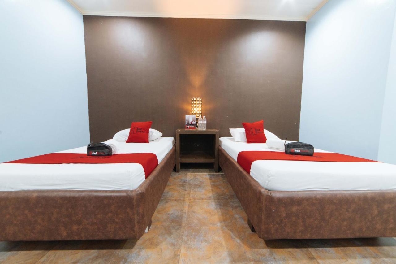 RedDoorz @ N Roldan Street Hotell Kalibo Eksteriør bilde